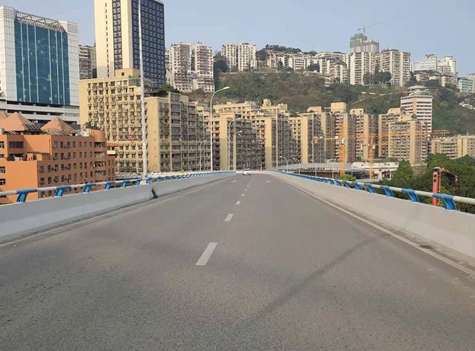 渝中区菜园坝立交桥、牛角沱高架桥内二桥及经纬大道防撞墙涂刷